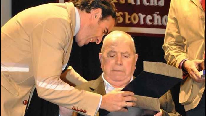 Juan Rebollo recibiendo el merecido homenjae en su pueblo de San Juan del Puerto hace dos meses. (FOTO: Arizmendi)