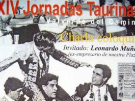 Cartel del coloquio, con Leonardo Muñoz sacando a hombros de la plaza de Valverde a Manuel Díaz 'El Cordobés'.