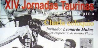 Cartel del coloquio, con Leonardo Muñoz sacando a hombros de la plaza de Valverde a Manuel Díaz 'El Cordobés'.