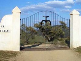 Cancela de entrada a la finca onubense de El Parralejo, En Zufre.