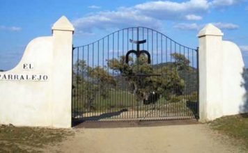 Cancela de entrada a la finca onubense de El Parralejo, En Zufre.