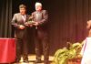 El ganadero Luis Uranga recibe el trofeo a la 'Ganadería más destacada' 2014 de la Peña Taurina 'La Divisa' de Trigueros.