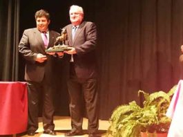 El ganadero Luis Uranga recibe el trofeo a la 'Ganadería más destacada' 2014 de la Peña Taurina 'La Divisa' de Trigueros.