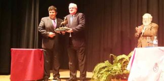 El ganadero Luis Uranga recibe el trofeo a la 'Ganadería más destacada' 2014 de la Peña Taurina 'La Divisa' de Trigueros.