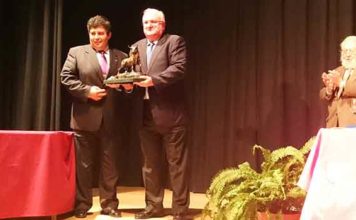 El ganadero Luis Uranga recibe el trofeo a la 'Ganadería más destacada' 2014 de la Peña Taurina 'La Divisa' de Trigueros.