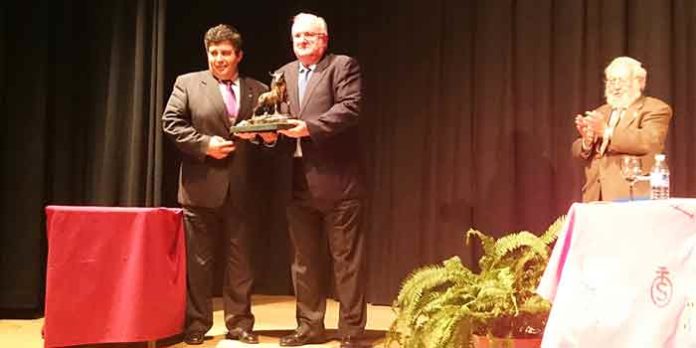 El ganadero Luis Uranga recibe el trofeo a la 'Ganadería más destacada' 2014 de la Peña Taurina 'La Divisa' de Trigueros.