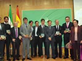 Imagen de todos los premiados por la Junta de Andalucía en Huelva. (FOTO: Arizmendi)