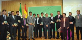 Imagen de todos los premiados por la Junta de Andalucía en Huelva. (FOTO: Arizmendi)