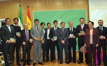 Imagen de todos los premiados por la Junta de Andalucía en Huelva. (FOTO: Arizmendi)