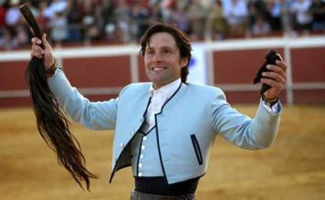 André Romero, con los máximos trofeos ganados hoy en Coria del Río.