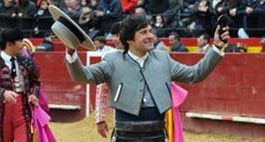 Andrés Romero, con la oreja ganada hoy en Valencia.