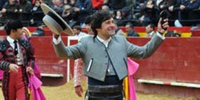 Andrés Romero, con la oreja ganada hoy en Valencia.