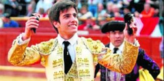 Emilio Silvera, con las dos orejas ganadas el pasado domingo en Sanlúcar de Barrameda.