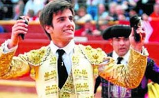 Emilio Silvera, con las dos orejas ganadas el pasado domingo en Sanlúcar de Barrameda.