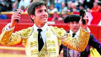 Emilio Silvera, con las dos orejas ganadas el pasado domingo en Sanlúcar de Barrameda.