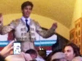 Emilio Silvera, saliendo a hombros en Sanlúcar de Barrameda.