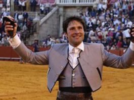 Andrés Romero, con las dos orejas ganadas hoy en la Maestranza en el sexto.