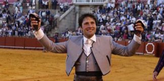 Andrés Romero, con las dos orejas ganadas hoy en la Maestranza en el sexto.