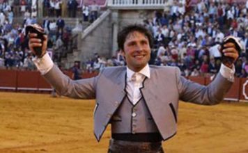 Andrés Romero, con las dos orejas ganadas hoy en la Maestranza en el sexto.