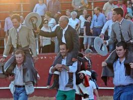 Andrés Romero, el mayoral de Prieto de la Cal y Manuel Moreno, a hombros en Montellano.