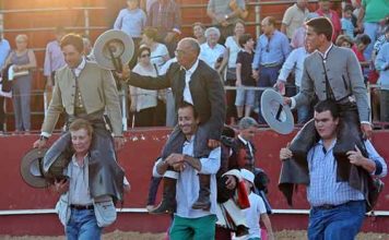 Andrés Romero, el mayoral de Prieto de la Cal y Manuel Moreno, a hombros en Montellano.