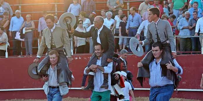 Andrés Romero, el mayoral de Prieto de la Cal y Manuel Moreno, a hombros en Montellano.