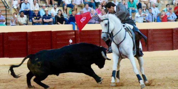 El onubense Andrés Romero, en un rejón de castigo hoy en la plaza sevillana de Osuna.