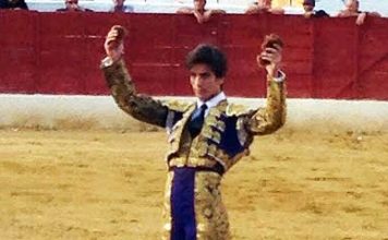Emilio Silvera, con las dos orejas ganadas hoy en Santisteban del Puerto.
