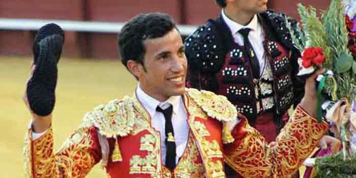 David de Miranda tras cortar la oreja hoy en la Maestranza. (FOTO: Javier Martínez/SEVILLA TAURINA))