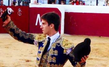 Emilio Silvera con la oreja cortada en Mijas hoy domingo.