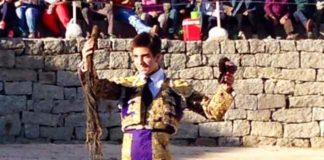 Emilio Silvera, con las dos orejas y rabo ganadas hoy en Navalmoral de la Sierra (Ávila).