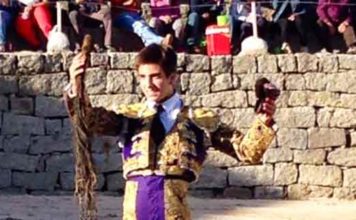 Emilio Silvera, con las dos orejas y rabo ganadas hoy en Navalmoral de la Sierra (Ávila).