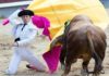 Una de las cuatro largas cambiadas del onubense Alejandro Conquero al novillo de su debut en Madrid. (FOTO: las-ventas.com)