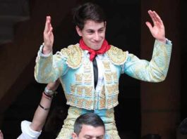 El novillero onubense Alejandro Conquero, a hombros hoy en Tudela (Navarra).
