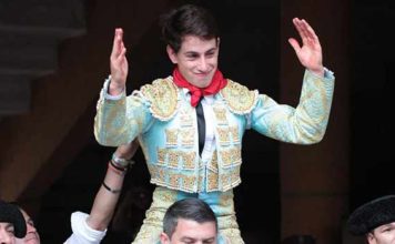 El novillero onubense Alejandro Conquero, a hombros hoy en Tudela (Navarra).