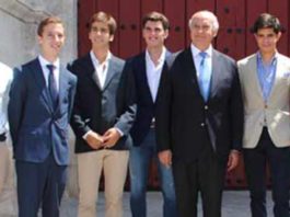 Emilio Silvera, tercero por la izquierda, en la presentación de los carteles de promoción de la Maestranza. (FOTO: Toromedia)