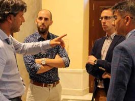 El empresario onubense Jorge Buendía (a la izquierda) en el Ayuntamiento de Pozoblanco.