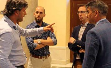 El empresario onubense Jorge Buendía (a la izquierda) en el Ayuntamiento de Pozoblanco.