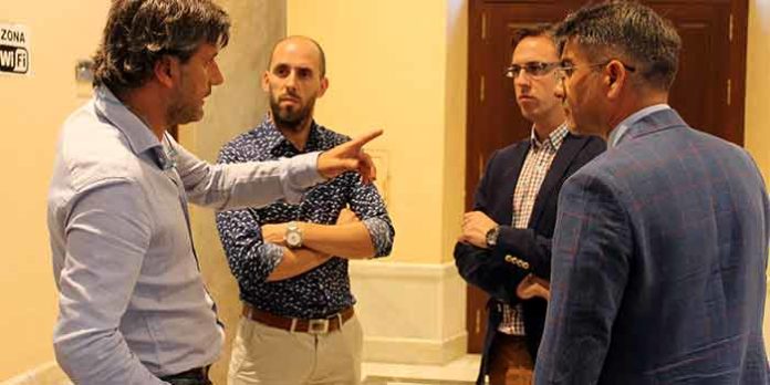 El empresario onubense Jorge Buendía (a la izquierda) en el Ayuntamiento de Pozoblanco.