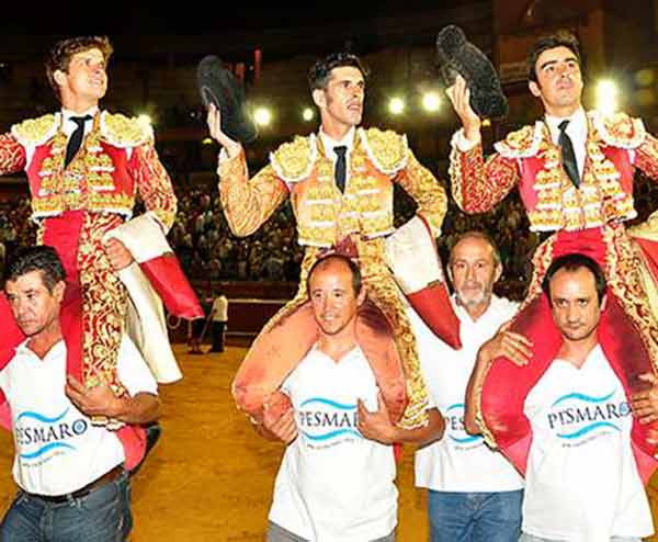 El Juli, Talavante y Perera, trío de figuras a hombros hoy en La Merced. (FOTO: Xosé Andrés)