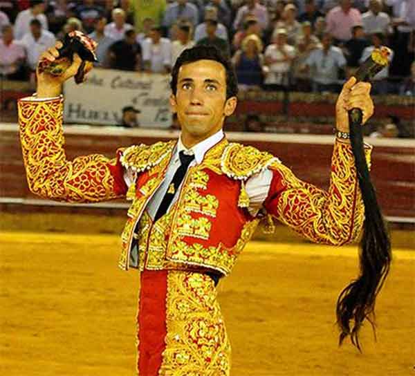 El novillero onubense David de Miranda con el rabo que ha cortado en La Merced; hacía más de 25 años que un torero no lo lograba. (FOTO: Xosé Andrés)