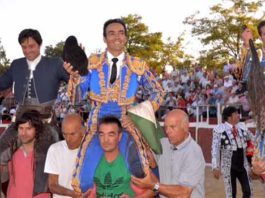Triunfo de Andrés Romero El rejoneador onubense Andrés Romero, a la izquierda, a hombros hoy con El Cid y Javier González en Alcalá la Real (Jaén).