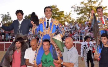El rejoneador onubense Andrés Romero, a la izquierda, a hombros hoy con El Cid y Javier González en Alcalá la Real (Jaén).