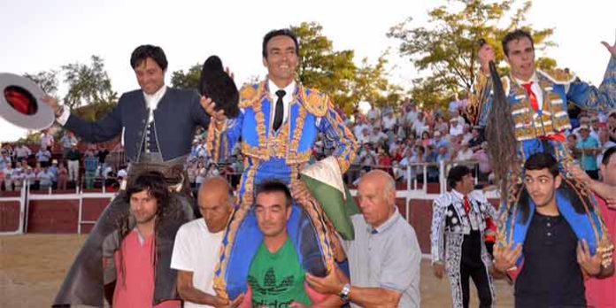 El rejoneador onubense Andrés Romero, a la izquierda, a hombros hoy con El Cid y Javier González en Alcalá la Real (Jaén).