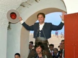 Salida a hombros de Andrés Romero hoy domingo en Higuera la Real (Badajoz).