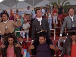 Andrés Romero, a la derecha, a hombros hoy en Talavera la Real (Badajoz).