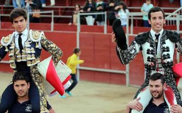 David de Miranda, a hombros en Chapinería David de Miranda, a la derecha, en su salida a hombros esta tarde en Chapinería (Madrid).