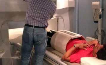 Andrés Romero, sometiendose a las pruebas médicas para determinar el alcance de la lesión.