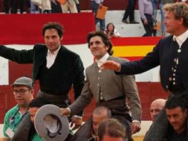 Andrés Romero, a la izquierda, a hombros hoy en Zafra junto a Ventura y Bohórquez. (FOTO: Gallardo / Badajoz Taurina)