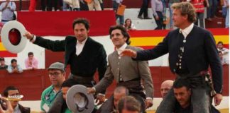 Andrés Romero, a la izquierda, a hombros hoy en Zafra junto a Ventura y Bohórquez. (FOTO: Gallardo / Badajoz Taurina)